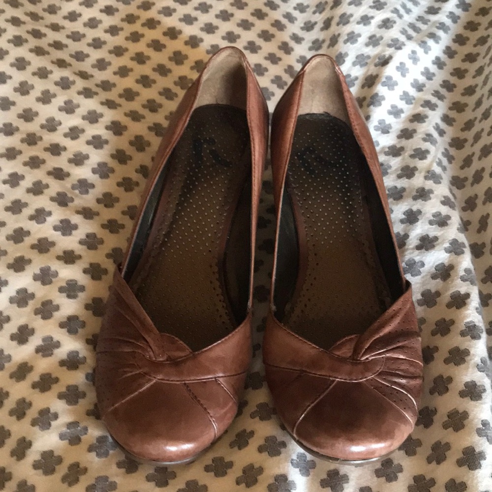 Report leather and wood wedge heel